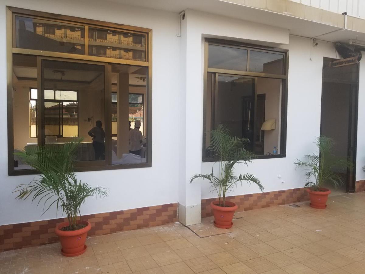 Hotel Huffalo Moshi Esterno foto